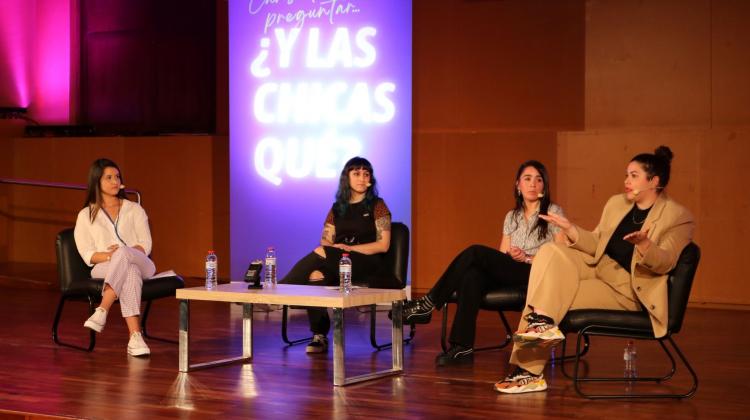 Laura Almenara, Ana Ayala y Mara Jiménez en el escenario, sentadas en butacas hablando