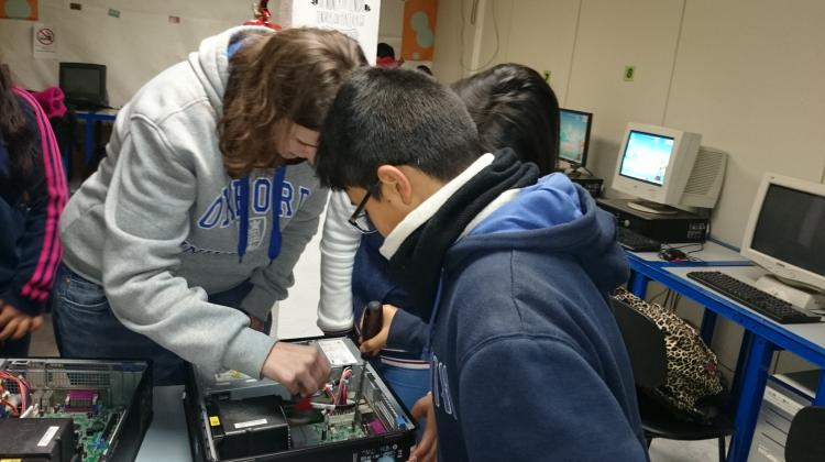 Dos jóvenes trabajando en un circuito eléctrico
