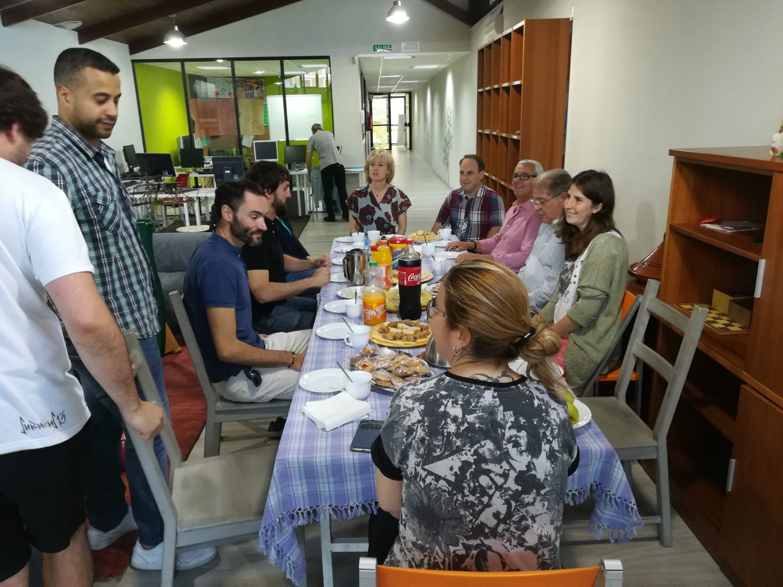 Participantes del programa Bestalde compartiendo una comida