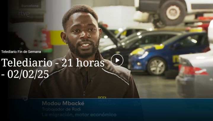 Captura de pantalla de la entrevista a Modou en un taller mecánico