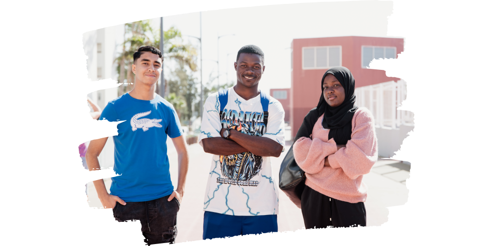 tres jóvenes posando delante de cámara con actitud segura