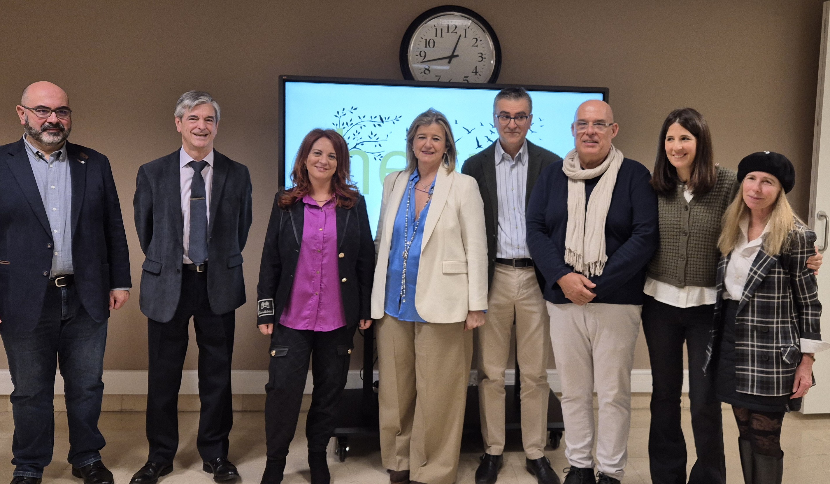 Foto de grupo con los representantes de la Diputación de Bizkaia y de Fundación Adsis