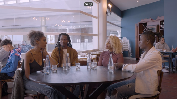 Cuatro personas protagonistas del documental conversan en torno a una mesa