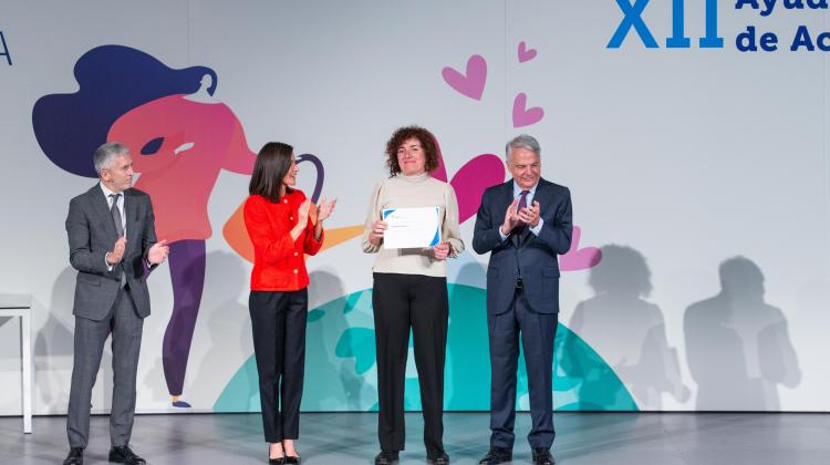 Marisa Torrescassana, directora de Fundación Adsis en Madrid, recogiendo el diploma de la ayuda de Fundación Mutua Madrileña entregado por S.M Doña Leticia
