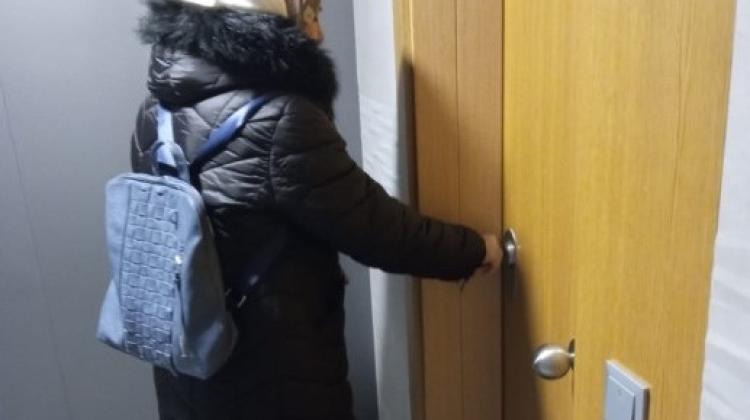 Una mujer abriendo la puerta de una casa