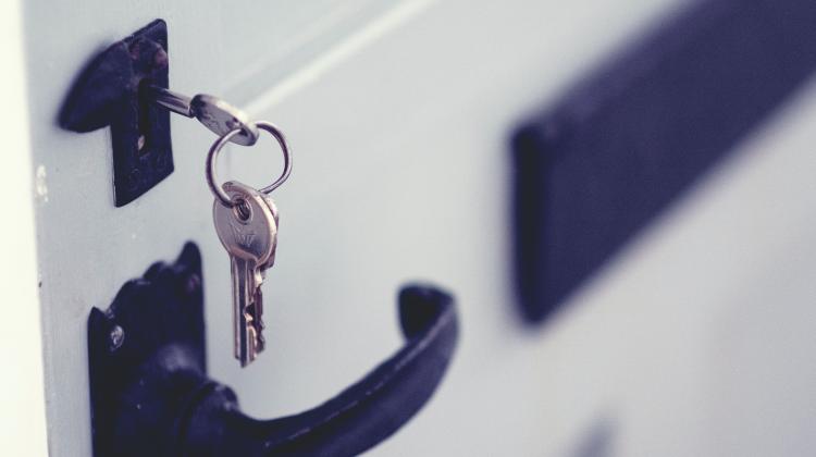 Primer plano de la cerradura de una puerta con una llave puesta