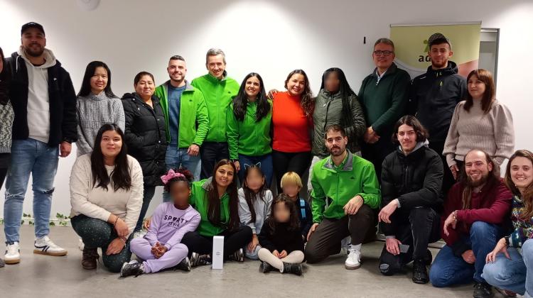 Un grupo de personas adultas y niños y niñas posando para la foto. Algunos van vestidos con el uniforme de Leroy Merlin