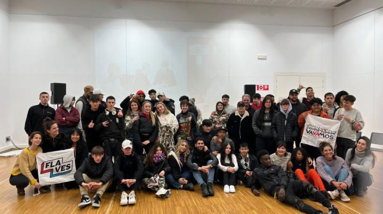Grupo de más de 20 jóvenes en un aula posan frente a la cámara