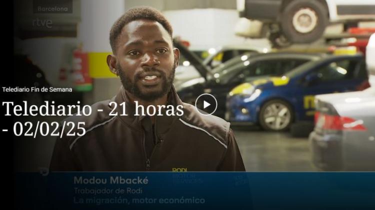 Captura de pantalla de la entrevista a Modou en un taller mecánico