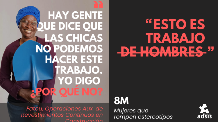 Una mujer racializada sonriendo a cámara y sujetando una pala con un texto superpuesto: "Hay gente que dice que las chicas no podemos hacer este trabajo. Yo digo ¿Por qué no? - Fatou, Operaciones auxiliares de revestimientos continuos en construcción