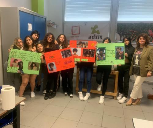 Las alumnas de FPB de Peluquería de Adsis Getxo-Leioa muestran los posters anti rumores que han creado
