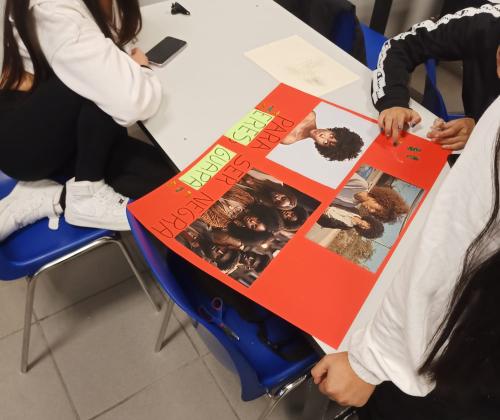 Las alumnas de FPB de Peluquería de Adsis Getxo-Leioa creando posters anti rumores 